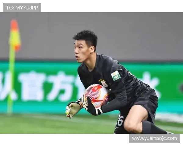 冠状病毒疫情下足球明星的挑战与坚持:他们如何应对赛场与健康的双重考验 冠状病毒疫情下足球明星的挑战与坚持:他们如何应对赛场与健康的双重考验