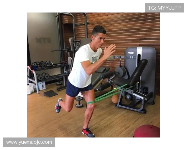 足球明星展现完美身材的精彩图片合集与健身秘诀分享