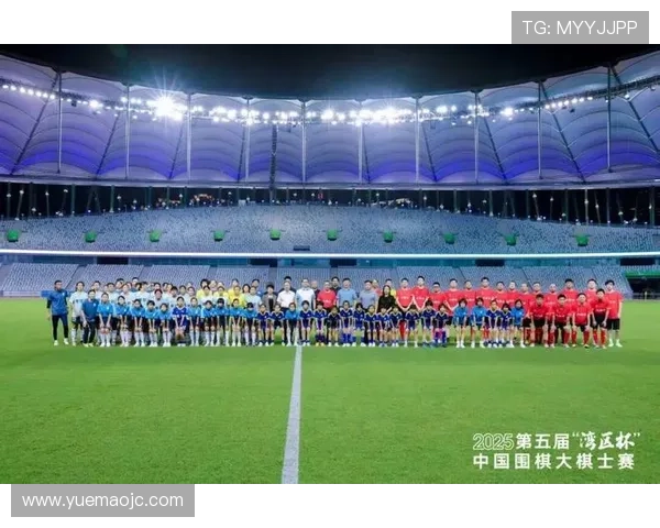 足球明星精彩瞬间双人合照高清呈现球场魅力与友谊的完美结合