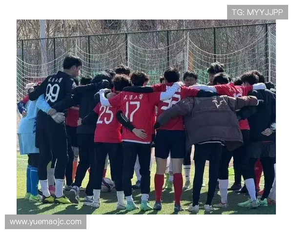 大学足球明星展现青春风采穿越球场激情与梦想交织的瞬间